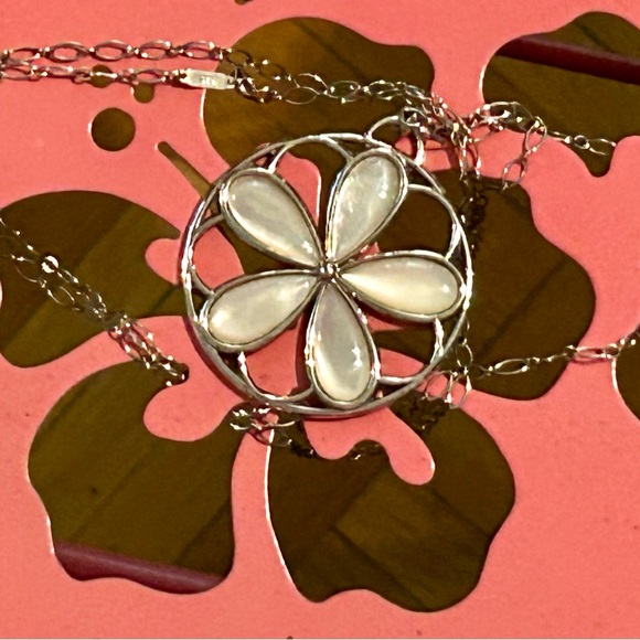 Tiffany & Co - Mother of Pearl silver Pendant with a 30 inch Oval link chain - Picture 2 of 12